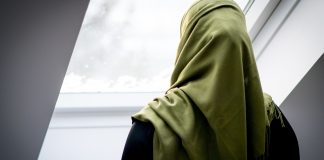 A ka gjynah personi i cili e ndalon gruan apo vajzën nga bartja e shamisë?