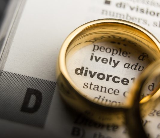 Si të veprojë gruaja kur burri nuk ia jep divorcin?