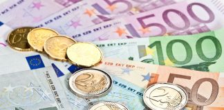 A lejohet deponimi i parave në bankat ku punohet me interes kamate?