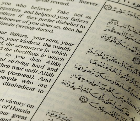 A duhet të kemi abdes kur lexojmë nga Kurani me përkthim që ka edhe tekstin arabisht?