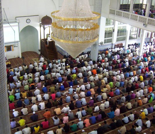 A e kemi obligim xhumanë nëse e kemi xhaminë më shumë se 100 km larg?