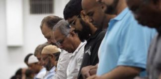 A duhet ta falim namazin e natës me zë kur falemi me familje?