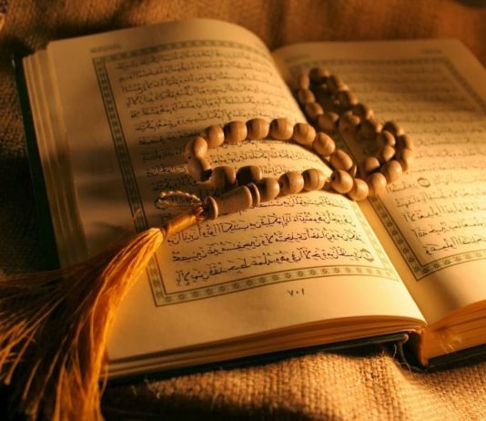 A lejohet të futemi në banjo me telefon kur në të kemi recitime të Kuranit?