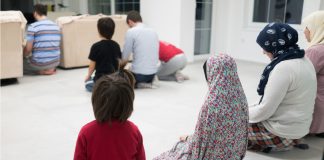 A i lejohet femrës të falet pasi të vendos make-up?