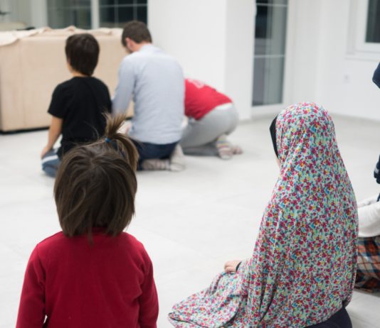 A i lejohet femrës të falet pasi të vendos make-up?