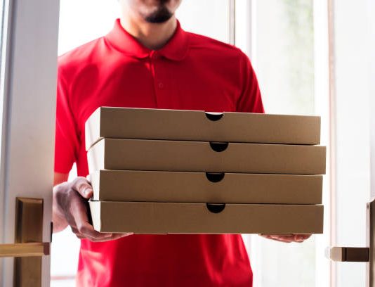 A i lejohet muslimanit të punoj delivery në piceritë ku ka mish derri?