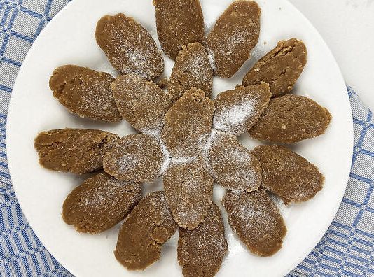 A lejohet të festojmë netët e mëdha me hallve dhe ushqime tjera të veçanta?