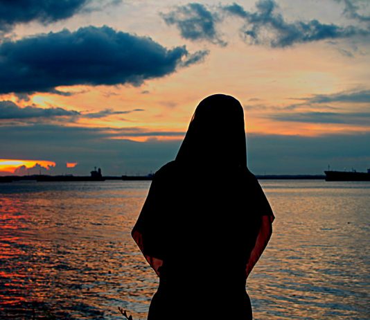 Më tradhton burri (jomusliman), a marr gjynahe që e largoj atë?