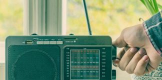 A kam gjynah nëse prindërit e mi dëgjojnë muzikë në radio dhe TV?