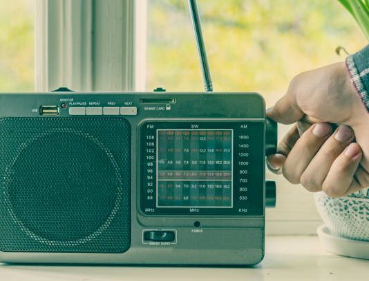 A kam gjynah nëse prindërit e mi dëgjojnë muzikë në radio dhe TV?