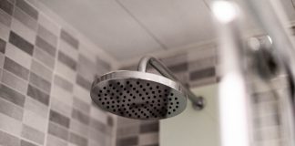 Kur marrin femrat gusël a duhet të lagin të gjitha flokët apo mjafton ta lajnë vetëm trupin?