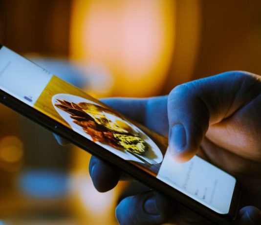 A është mëkat të postojmë në rrjetet sociale ushqime dhe pije?