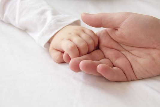 Nuk mund të bie në sexhde ngase jam shtatzënë, a lejohet të falem kështu? Dhe a lejohen këta emra?