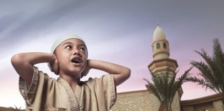 A është obligim për muezinin ta mbajë kapuçin përderisa e thërret ezanin?