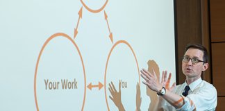 A lejohet studentët ta bashkojnë namazin e akshamit dhe jacisë?