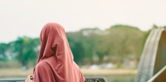 A i lejohet punonjës të vesh këmishë me logon e kompanisë mbi mbulesë?