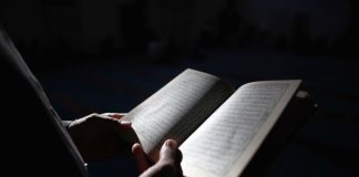 Nëse kur hyjë në xhami, imami është duke e recituar el fatihan, a ta përsërisë unë pasi ai ta përfundon?