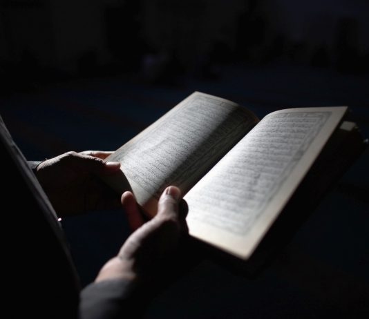 Nëse kur hyjë në xhami, imami është duke e recituar el fatihan, a ta përsërisë unë pasi ai ta përfundon?