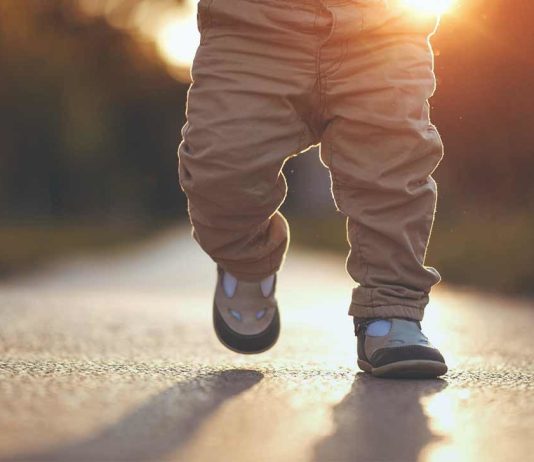 Nëse i dërgoj tre të premte radhazi çorapet e djalit në xhami, a do të filloj të ecë?