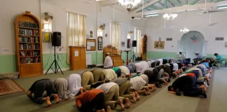 A është bidat të ulesh në xhami dhe të dëgjosh shpjegim të haditheve pas namazit?