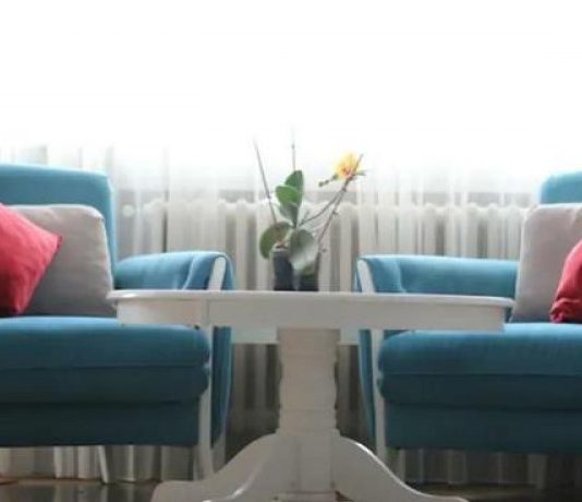 Kur jetojmë me qira, a i lejohet pronarit të apartamentit të na tregoj me kë të jetojmë?