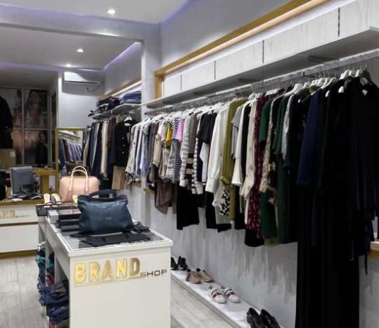 A i lejohet femrës muslimane të punoj në butik ku shiten rroba “të modës”?