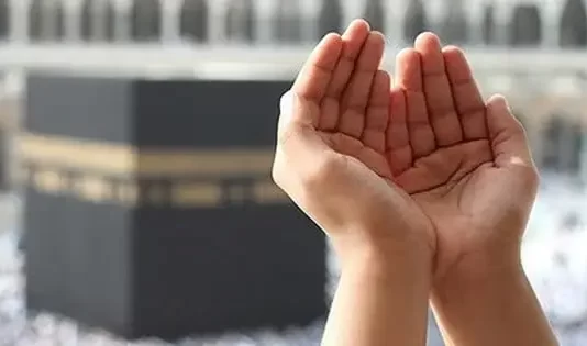A duhet ta fshijmë fytyrën me duart tona pasi të bëjmë dua?