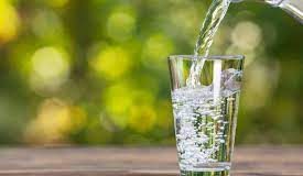 A lejohet të pijmë ujë në këmbë?