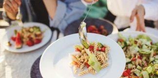 Bërja e shpagimit me ushqim a duhet bërë me muslimanët e varfër?