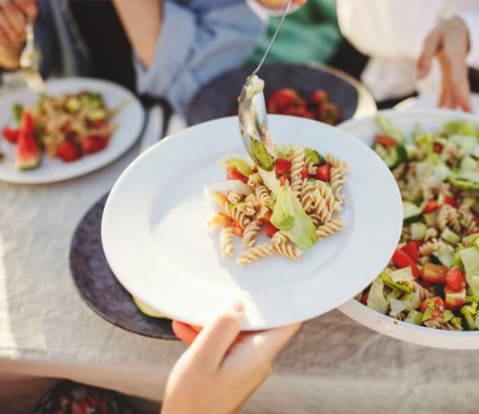 Bërja e shpagimit me ushqim a duhet bërë me muslimanët e varfër?