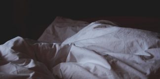 A duhet t’i zgjojmë nga gjumi familjarët për namaz edhe kur nuk na thonë?