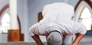 Dy namaze më kanë kaluar pa i falur, a duhet t’i bëj kaza?