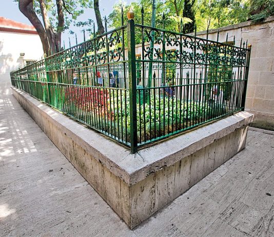 Falja e namazit në një ndërtesë që ishte ndërtuar mbi varreza