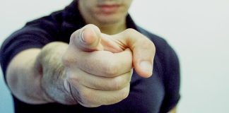 A mund të ndikojë mësyshi apo sihri që dikush ta akuzojë për amoralitet gruan dhe familjaret e saja?