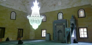 Dhikrin e bëj në safin e fundit të xhamisë, a po veproj gabimisht?