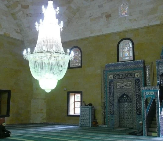 Dhikrin e bëj në safin e fundit të xhamisë, a po veproj gabimisht?