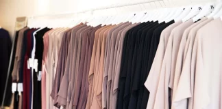 Femra muslimane e cila nuk bart mbulesë islame, a i pranohet namazi, agjërimi e zekati?