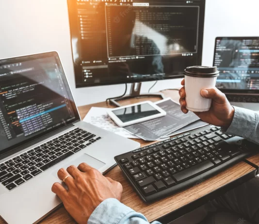 A lejohet të punohet në bankë në sektorin e IT-së?