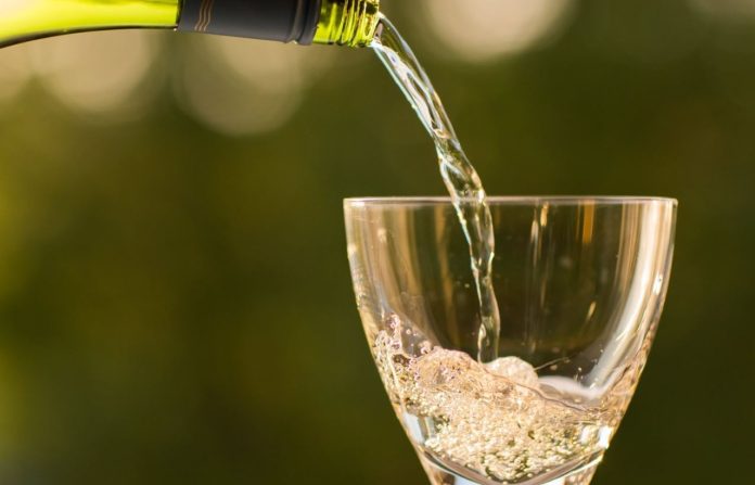 A lejohet konsumimi i ushqimeve që gatuhen me verë, shembull: midhjet gatuhen me verë të bardhë?