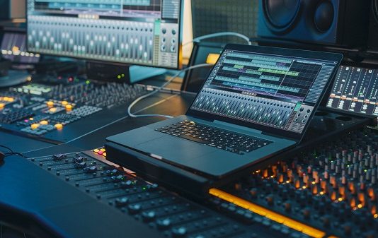 A lejohet përdorimi i efekteve zanore në recitimet e Kuranit?