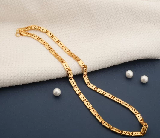 A mundem ta dhurojë për sadaka dhuratën e burrit pa mos i treguar atij?