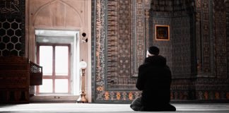 A duhet të martohet ajo me një burrë që është i përkushtuar ndaj fesë, por i varfër?