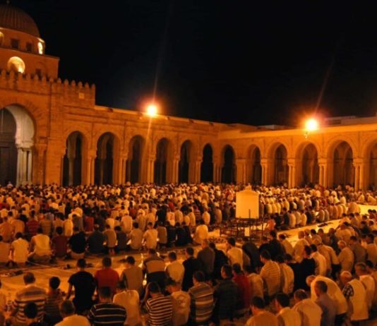 A lejohet mbajtja e ligjëratave pas katër rekateve të namazit të teravive?