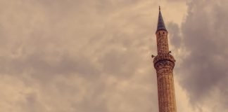 Sa i madh është mëkati i atyre që nuk e falin namazin?