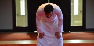 A është valid namazi i atij që rri ulur në namazin e teravive dhe pret që, kur imami të shkojë në ruku, tek atëherë ai të merr tekbir (për t’u lidhur në namaz) dhe të bëjë rukunë (me imamin), pra, pa e lexuar el-Fatiha-në?