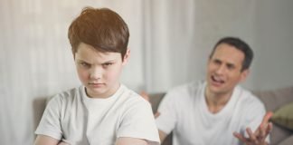 Si duhet të sillet familja me një djalë të pabindur?