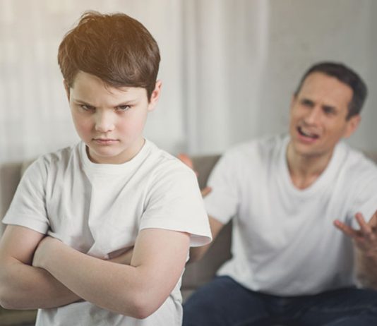 Si duhet të sillet familja me një djalë të pabindur?