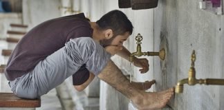 Pasi u fal, iu bë e qartë se prej tij kishte pasur rrjedhje dhe nuk e di se kur i kishte dalë. Cili është gjykimi i namazit të tij?
