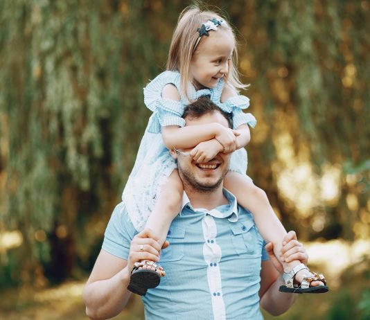 Ai i tha vajzës së tij: “Unë do të divorcohem nga mamaja jote!”