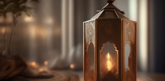 Ajo synonte që nëse ngrihej dhe hante syfyr, atëherë do të agjëronte për të kompensuar agjërimin e Ramazanit, por pastaj u ngrit pasi kishte gdhirë. A është i vlefshëm agjërimi i saj?